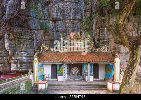 Vietnam, province de Ninh Binh, Ninh Hai, baie d'Halong sur terre, ancienne pagode Banque D'Images