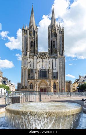 Cathédrale notre-Dame du 13ème siècle au coeur de la ville de Coutances, Normandie, France Banque D'Images