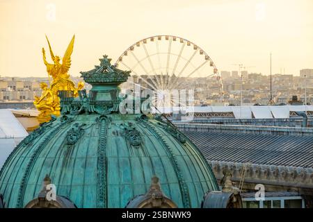 France, Paris, le toit-terrasse des Galeries Lafayette, vue sur l'Opéra Garnier à Paris et la Grande roue Banque D'Images