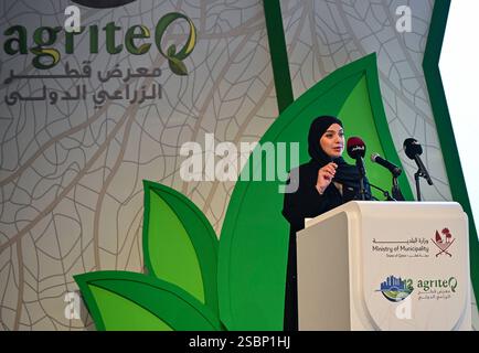 12ème exposition internationale de l'agriculture du Qatar 2025 à Doha Amna Bint Abdullah Al Dahak Al Shamsi, ministre du changement climatique et de l'environnement des Émirats arabes Unis, prend la parole lors de l'inauguration de la 12ème exposition internationale de l'agriculture du Qatar AgriteQ 2025 au Village culturel Katara à Doha, Qatar, le 4 février 2023. Environ 300 exposants locaux et internationaux de 29 pays participent à l'exposition organisée par le Ministère de la municipalité du Qatar. DOHA Qatar Copyright : xNOUSHADx Banque D'Images