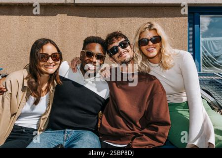 Portrait d'étudiants heureux hommes et femmes portant des lunettes de soleil sur le campus universitaire Banque D'Images