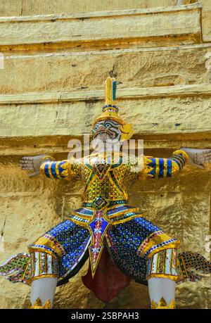 Vue rapprochée d'une statue de la garde du démon au Grand Palais de Bangkok, Thaïlande. Banque D'Images