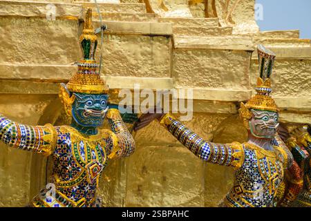 Vue rapprochée d'une statue de la garde du démon au Grand Palais de Bangkok, Thaïlande. Banque D'Images