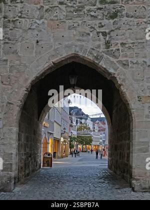 Coburg, Bavière, Allemagne - 13 octobre 2023 : vue à travers la porte historique Spitaltor dans la vieille ville de Coburg Banque D'Images