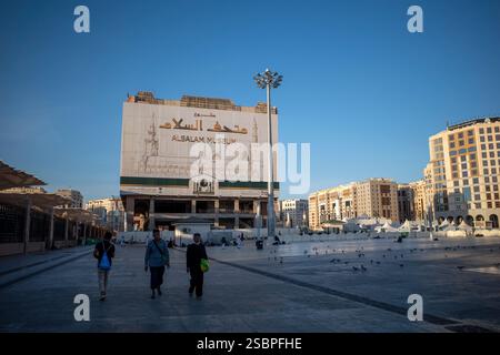 Médine, Arabie Saoudite - 3 juillet 2024 : pèlerins et colombes du Hadj et de l'Oumrah près du musée Alsalam à Madinah, situé à côté de la mosquée Nabawi. Banque D'Images