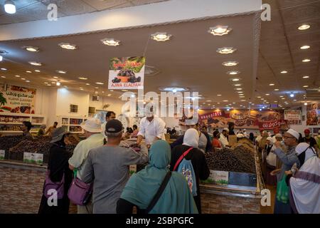 Medina, Arabie Saoudite - 2 juillet 2024 : divers types de fruits de dattes frais dans un marché près de Medina City, Arabie Saoudite en saison de hadj. Banque D'Images