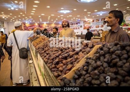 Medina, Arabie Saoudite - 2 juillet 2024 : divers types de fruits de dattes frais dans un marché près de Medina City, Arabie Saoudite en saison de hadj. Banque D'Images