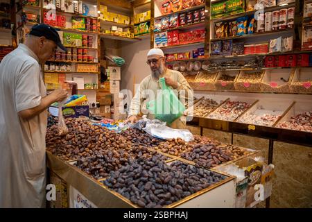 Medina, Arabie Saoudite - 3 juillet 2024 : divers types de fruits de dattes frais dans un marché près de Medina City, Arabie Saoudite en saison de hadj. Banque D'Images