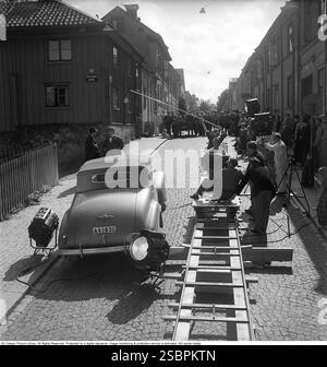 för min heta ungdoms crâne 1952. Film dramatique réalisé par Arne Mattsson. La photo montre le tournage à Uppsala. La caméra est montée sur une plate-forme mobile sur des rails qui suivent les acteurs et la voiture lorsqu'elle se déplace. Le film a été présenté en première suédoise le 17 décembre 1952 Banque D'Images