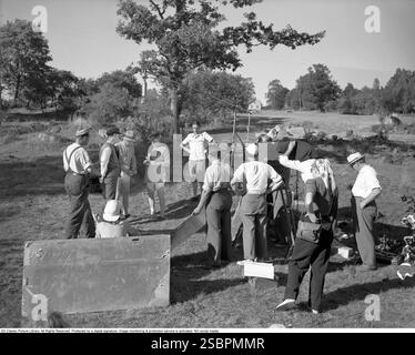 Åsa-Nisse. Long métrage suédois de 1949. John Elfström dans le rôle de Åsa-Nisse et Artur Rolén dans celui de Klabbarparn. Le film est le tout premier film réalisé sur Åsa-Nisse et a été réalisé par Ragnar Frisk, vu dans le chapeau blanc à l'extrême droite. Il a été présenté en première suédoise le 22 octobre 1949 au cinéma Saga de Vetlanda. Kristoffersson ref 8K-13 Banque D'Images