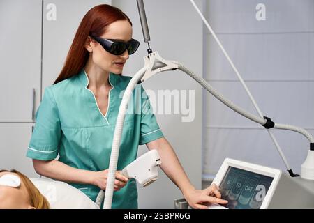 Un dermatologue qualifié effectue une procédure de beauté sur un patient dans une clinique moderne. Banque D'Images