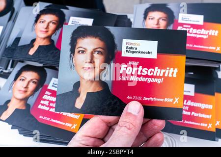 Sahra Wagenknecht, Vorsitzende BSW, Wahlkampfflyer, BSW-Werbematerial, München, 3. février 2025 Deutschland, München, 03. Février 2025, Sahra Wagenknecht, Vorsitzende BSW, Wahlkampfflyer, BSW-Werbematerial an einem BSW-Wahlstand, slogan : Wählt Fortschritt statt Niedergang, BEI Wagenknecht-Auftritt auf dem Marienplatz, Politikerin, Politik, Bayern, Banque D'Images