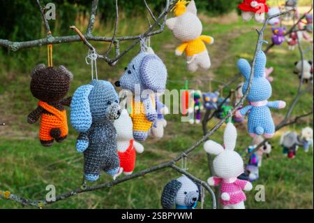 Kolomna, Russie, 28 juillet 2020. Jouets tricotés. Des jouets tricotés faits à la main sont vendus à une foire. Les petites entreprises. Banque D'Images