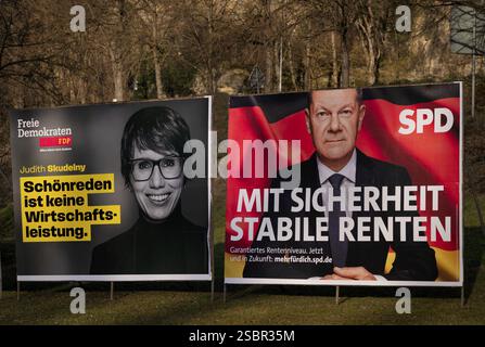 Affiches électorales pour l'élection fédérale du 23 février 2025, Judith Skudelny, FDP, avec une critique directe du chancelier fédéral Olaf Scholz SPD, Schï¿½ Banque D'Images