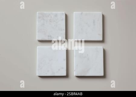 Quatre carreaux de marbre carrés blancs mockups de dessous de verre isolés sur fond de table en bois beige texturé. Blocs de pierre naturelle, objets podiums. Créativité Banque D'Images