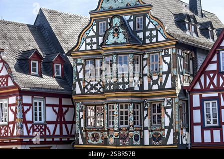 Killingerhaus, magnifique maison à colombages, sculptures colorées peintes sur la baie vitrée, décor, place du Roi Adolf, vieille ville historique, Idstein, RH Banque D'Images