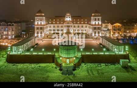 Vue aérienne frontale du bâtiment historique à la plage de Binz sur la côte Baltique (île de Rugia, Allemagne) pendant une nuit brumeuse Banque D'Images
