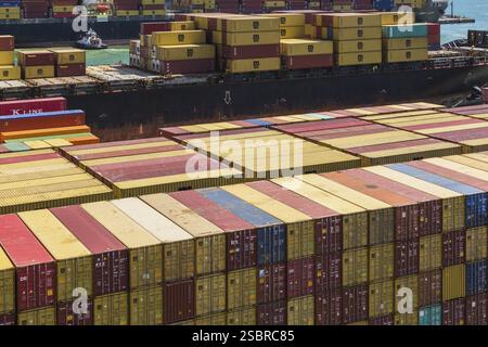 Vue en angle élevé des conteneurs d'expédition de boîtes métalliques empilées sur le quai, conteneurs chargés sur le cargo MSC Renaissance III dans le port de fret de la Spezia, Italie, Banque D'Images