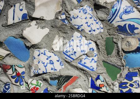Peu de fragments fissuré ottoman ancien carreaux faits à la main en arrière-plan Banque D'Images