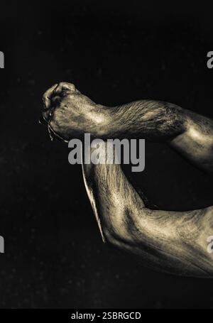 Gros plan du bras d'un homme. La main de l'homme forte et puissante. Prise de vue basse Banque D'Images