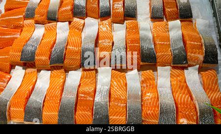 Vue en grand angle de tranches de poisson saumon exposé au marché. Concept de fruits de mer. Banque D'Images
