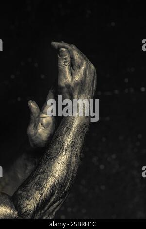 Gros plan du bras d'un homme. La main de l'homme forte et puissante. Prise de vue basse Banque D'Images