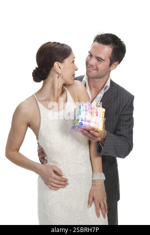 Couple de mode, photo studio. Isolé sur blanc Banque D'Images