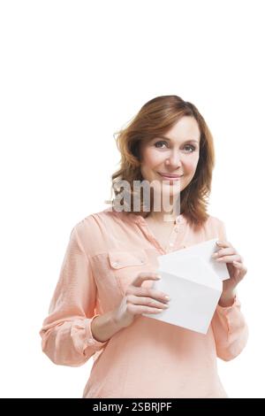 Image de femme d'affaires avec colis sur blanc Banque D'Images