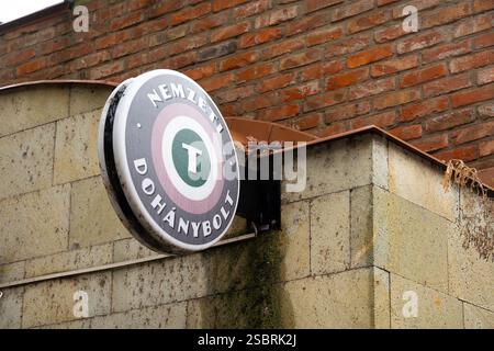 TOKAJ, HONGRIE - 27 OCTOBRE 2023 : signe de la société Nemzeti Dohanybolt qui vend du tabac en Hongrie Banque D'Images