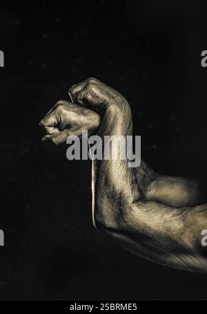 Gros plan du bras d'un homme. La main de l'homme forte et puissante. Prise de vue basse Banque D'Images