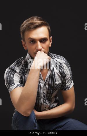 Portrait d'un beau gars, image discrète Banque D'Images