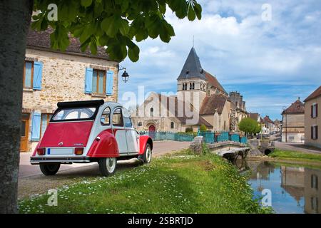 Saint-Pierre et Saint-Paul à Ligny-le-Châtel avec voiture culte 2cv Banque D'Images