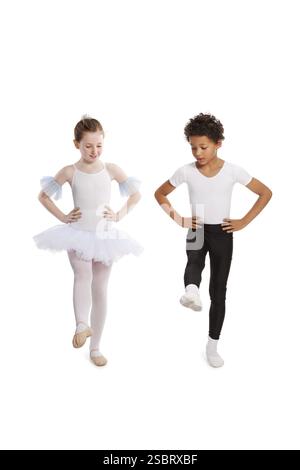 Enfants interraciaux dansant ensemble, isolés sur blanc Banque D'Images