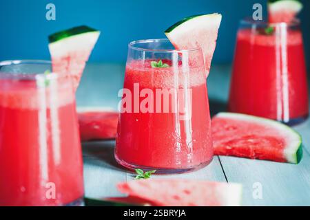 Boisson pétillante rafraîchissante à base de citron vert et de pastèque et garnie de glace et de menthe. Boisson estivale rafraîchissante. Cocktail Aguas Frescas sur un bois Banque D'Images
