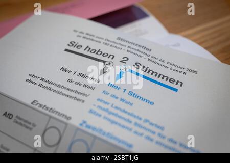 Wahlzettel Bundestagswahl 422025 - Wahlzettel zur Wahl des 21. Deutschen Bundestages. Wahlzettel zur Briefwahl. Erfurt Thueringen Deutschland *** bulletin de vote élection du Bundestag 422025 bulletin de vote pour l'élection des 21 bulletins de vote du Bundestag allemand pour le vote par correspondance Erfurt Thuringe Allemagne 040225 ppb-6 Banque D'Images