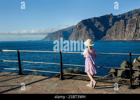Falaises de Los Gigantes sur l'île de Tenerife, vues du Mirador Punta del Roque. Fille enfant touriste regardant la vue. Banque D'Images