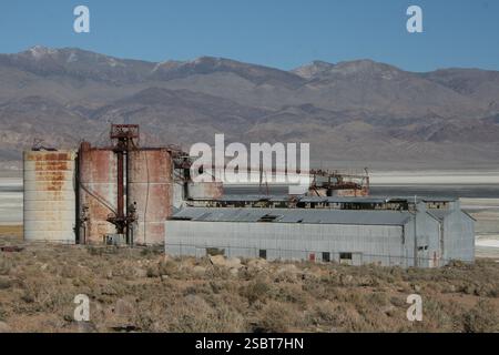 Une usine abandonnée du milieu du siècle sur le lac sec Owens dans le désert. Banque D'Images