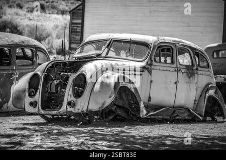 Une Chrysler Airflow de style art déco des années 1930 détruite et abandonnée. Noir et blanc. Banque D'Images