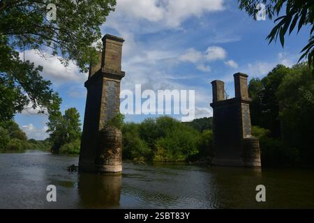Vestiges d'un vieux pont ferroviaire dans la rivière Severn, Bewdley, Worcestershire, Royaume-Uni Banque D'Images