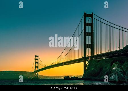 Coucher de soleil derrière le Golden Gate Bridge à San Francisco Banque D'Images