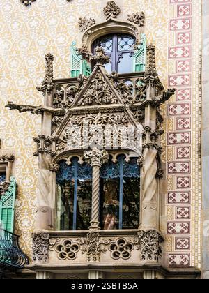 Gros plan d'une fenêtre et d'un balcon de la Casa Amatller, l'un des trois bâtiments qui composent l'Illa de la Discòrdia ('bloc de la discorde') à Barcel Banque D'Images