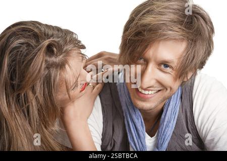 Portrait d'un jeune beau couple. La jeune femme embrasse l'homme Banque D'Images