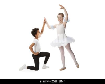 Enfants interraciaux dansant ensemble, isolés sur blanc Banque D'Images