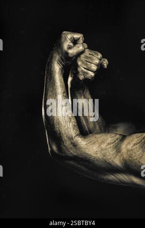 Gros plan du bras d'un homme. La main de l'homme forte et puissante. Prise de vue basse Banque D'Images