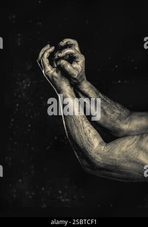 Gros plan du bras d'un homme. La main de l'homme forte et puissante. Prise de vue basse Banque D'Images