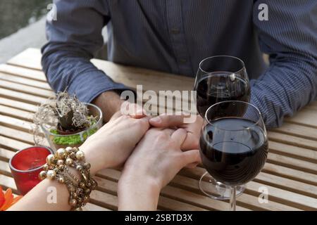 Portrait d'un homme et les femmes les mains avec vine Banque D'Images