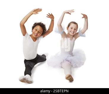 Enfants interraciaux dansant ensemble, isolés sur blanc Banque D'Images