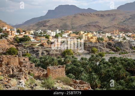Village de Ghul, situé à 12 km à l'ouest d'Al Hamra et sur la route de Jebel Shams, Al Dakhiliyah, Oman, avec les ruines du vieux village abandonné de Ghul Banque D'Images