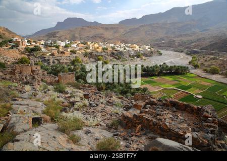 Village de Ghul, situé à 12 km à l'ouest d'Al Hamra et sur la route de Jebel Shams, Al Dakhiliyah, Oman, avec les ruines de l'ancien village de Ghul Banque D'Images