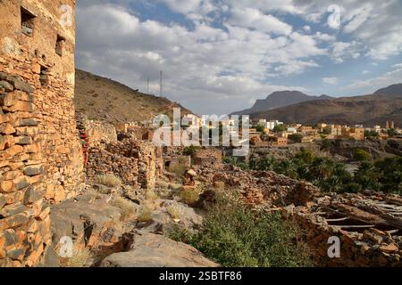 Village de Ghul, situé à 12 km à l'ouest d'Al Hamra et sur la route de Jebel Shams, Al Dakhiliyah, Oman, avec les ruines du vieux village abandonné de Ghul Banque D'Images